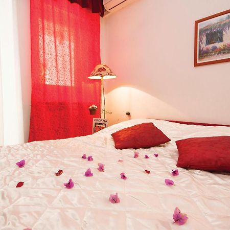 Cozy Apartment In Brodarica With Wifi Екстериор снимка