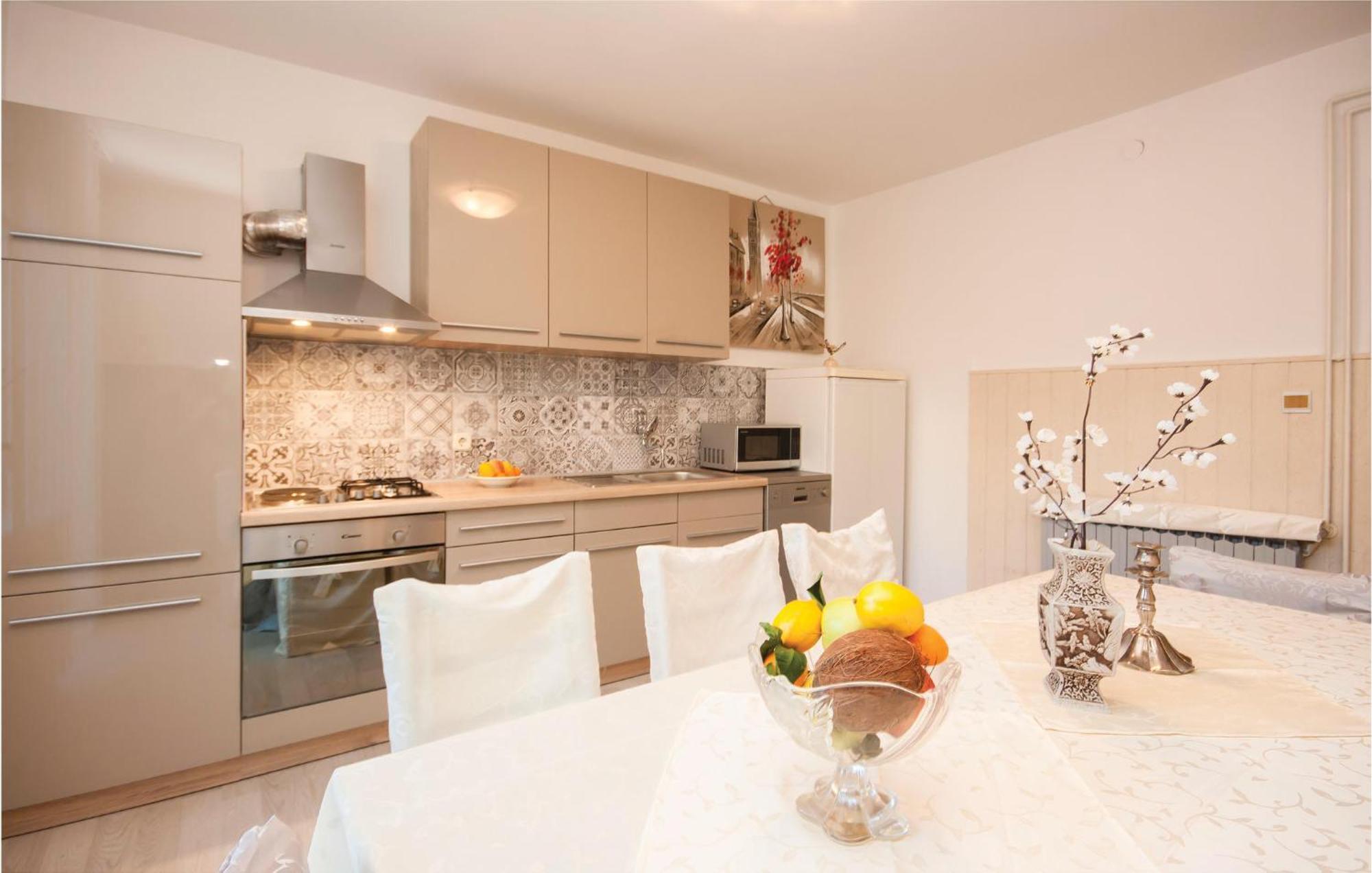 Cozy Apartment In Brodarica With Wifi Екстериор снимка