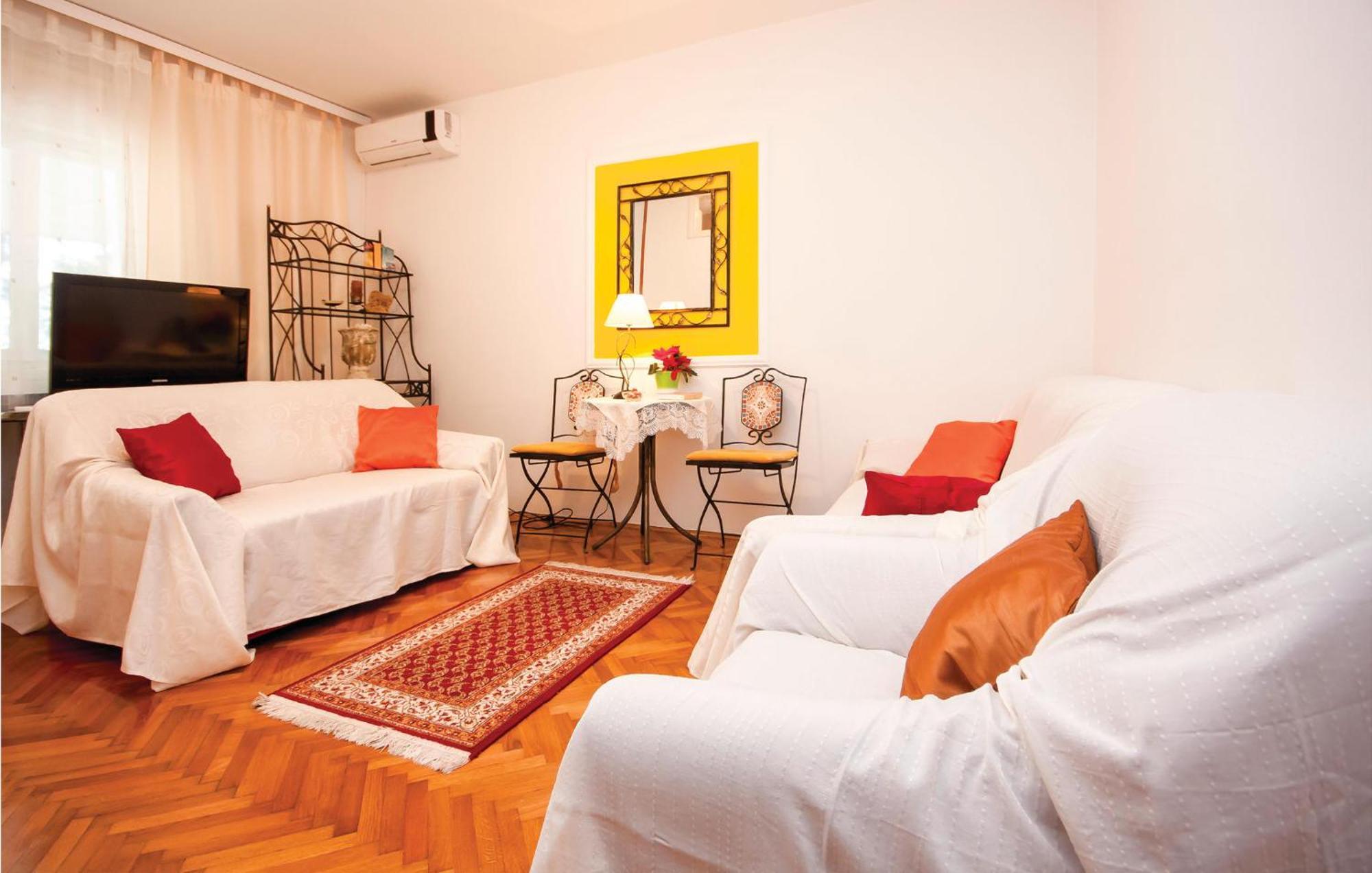 Cozy Apartment In Brodarica With Wifi Екстериор снимка