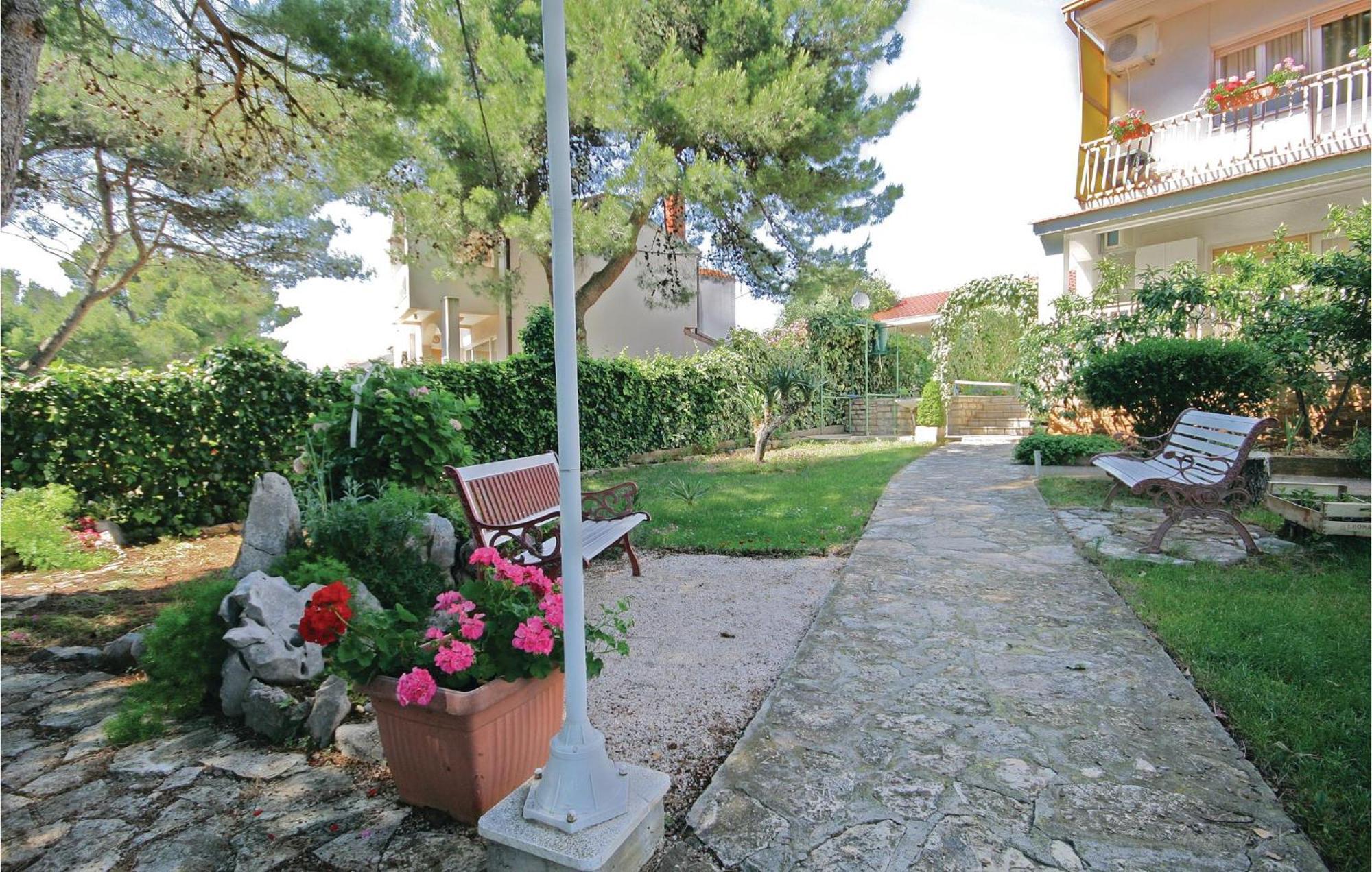 Cozy Apartment In Brodarica With Wifi Екстериор снимка