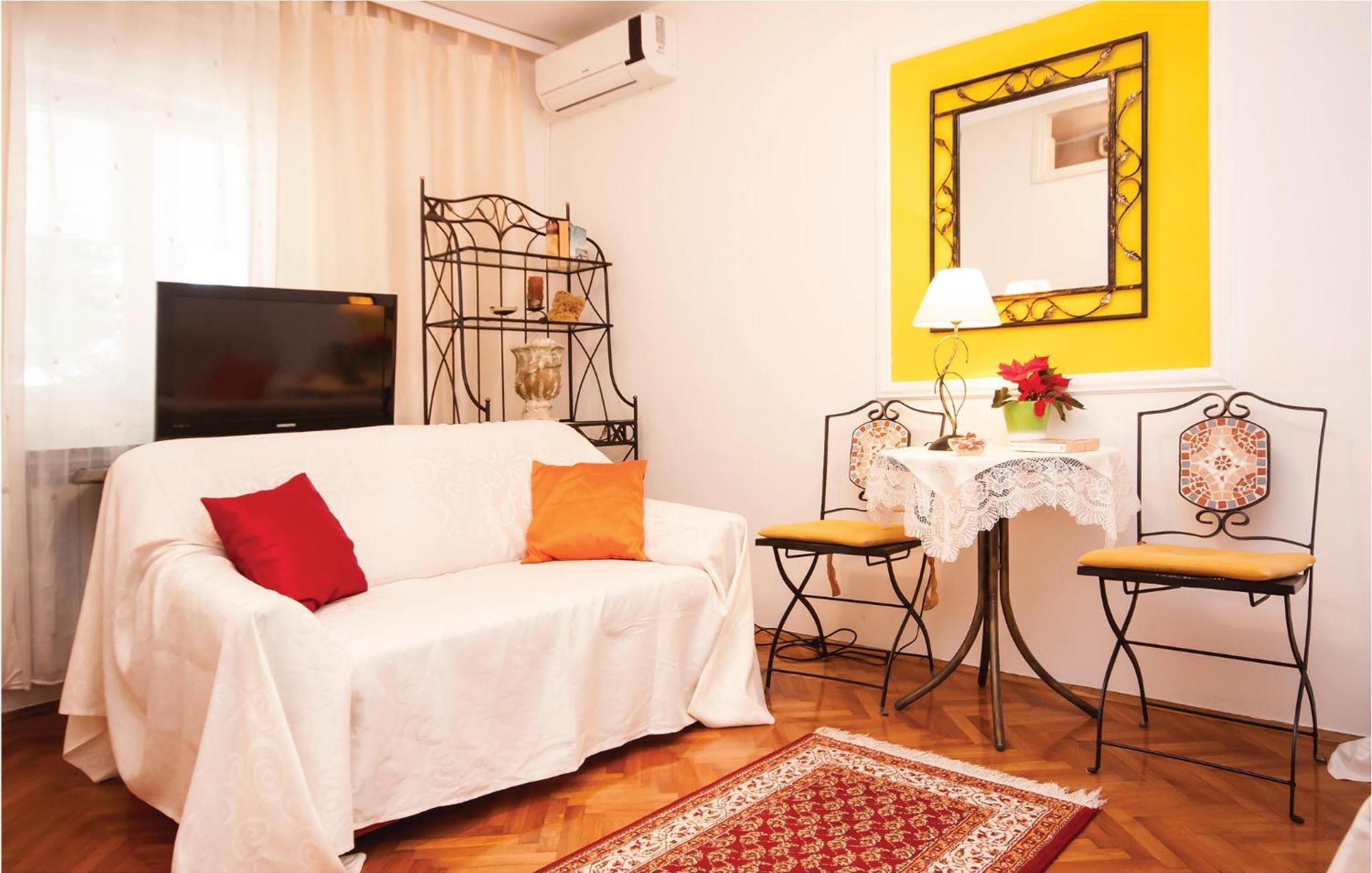 Cozy Apartment In Brodarica With Wifi Екстериор снимка