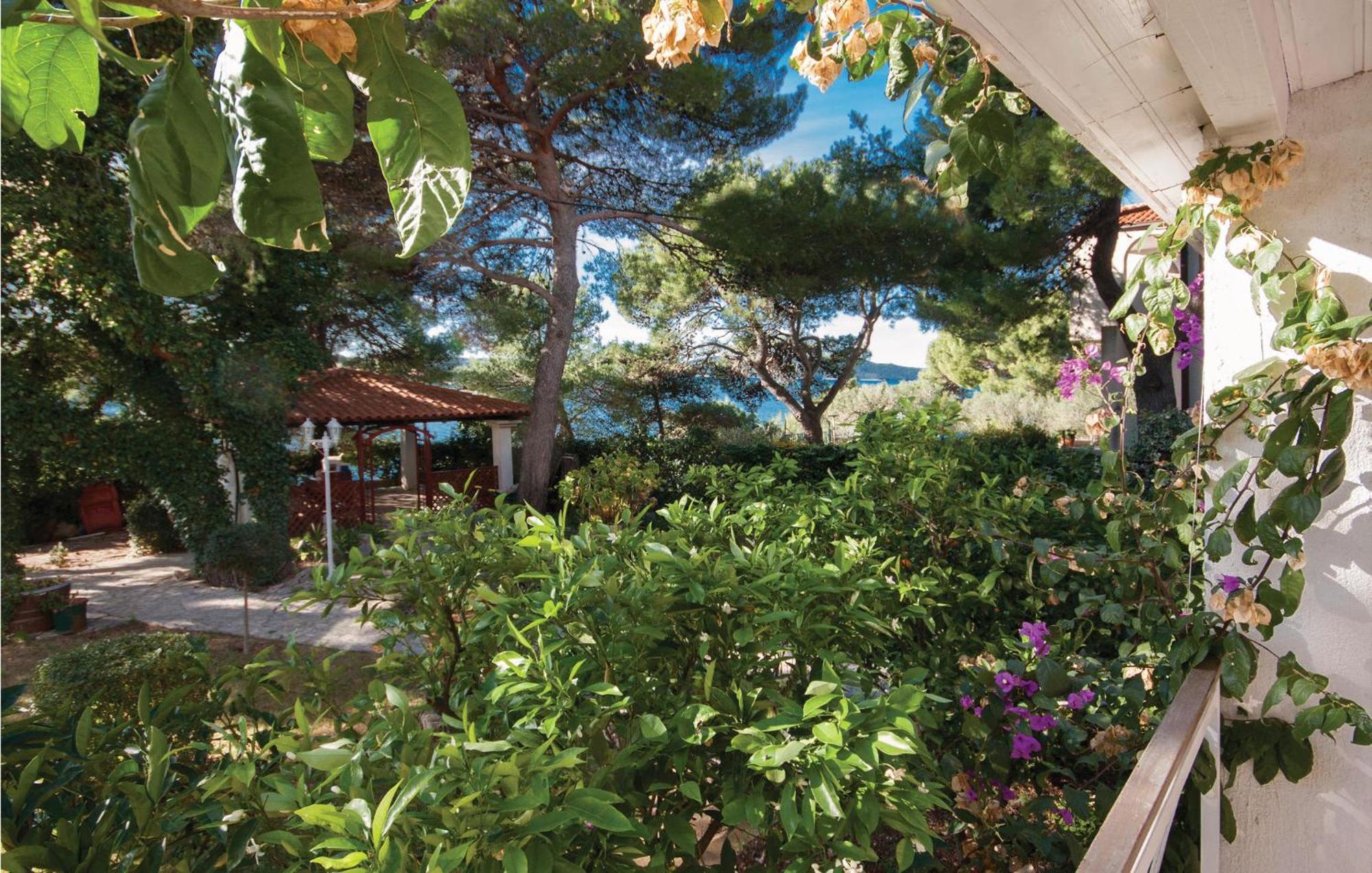 Cozy Apartment In Brodarica With Wifi Екстериор снимка