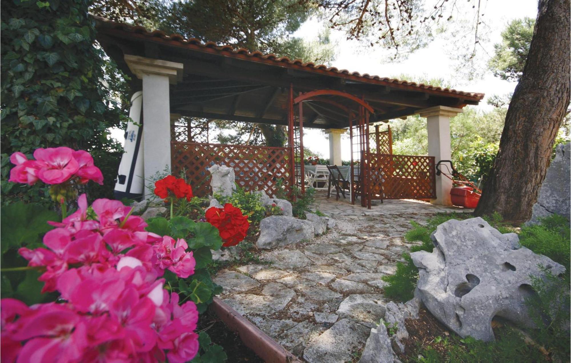 Cozy Apartment In Brodarica With Wifi Екстериор снимка