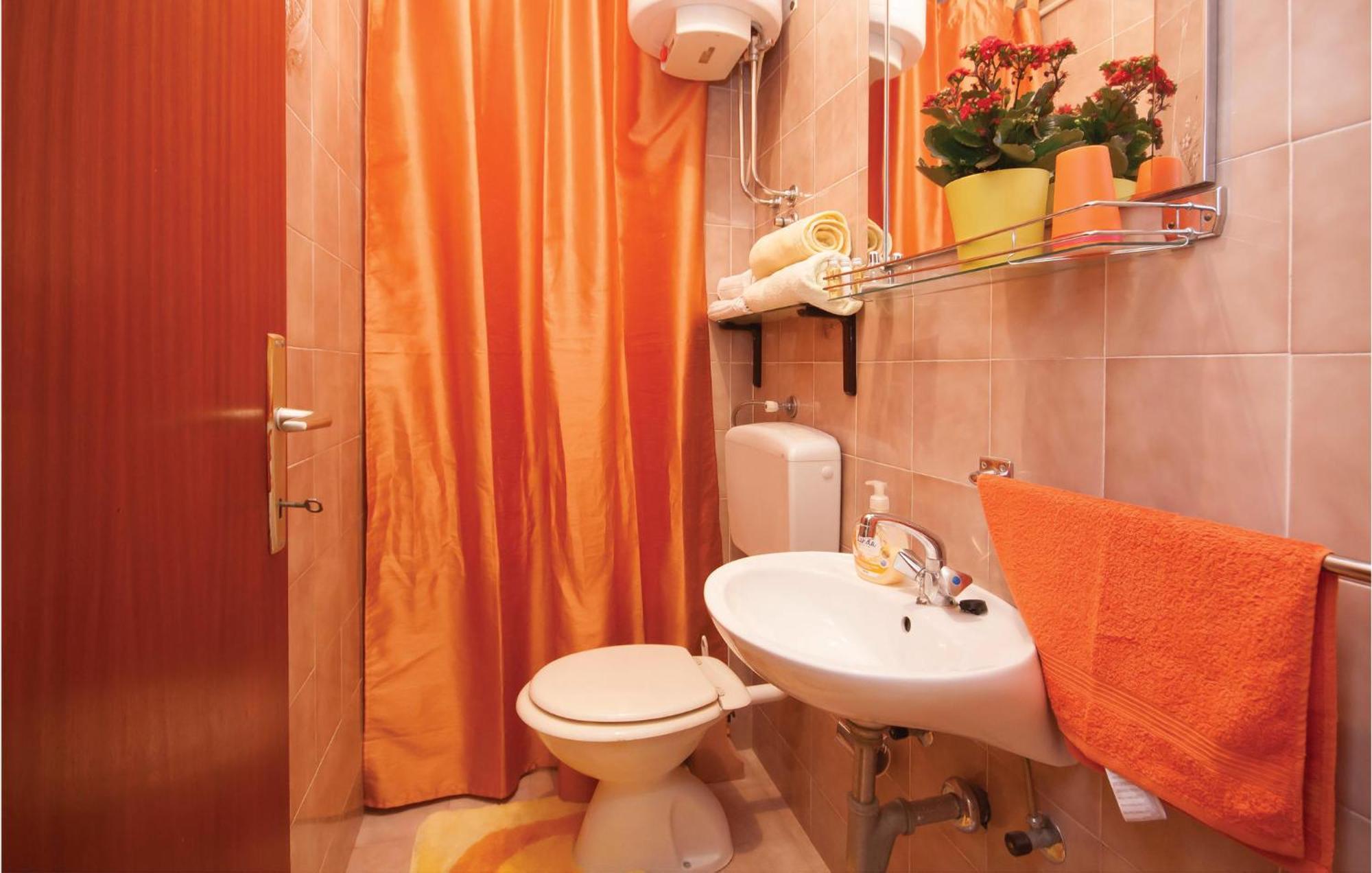 Cozy Apartment In Brodarica With Wifi Екстериор снимка