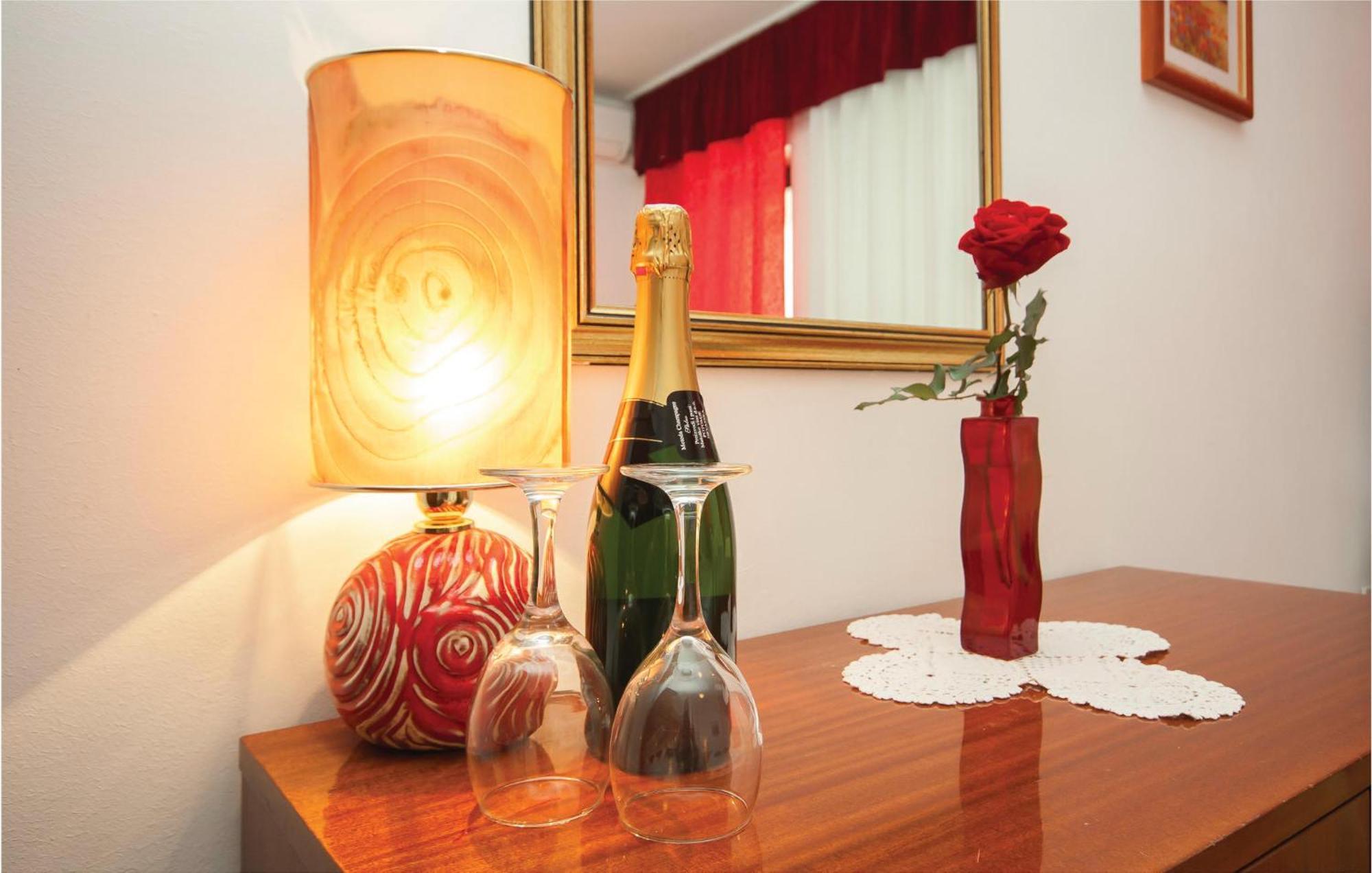 Cozy Apartment In Brodarica With Wifi Екстериор снимка