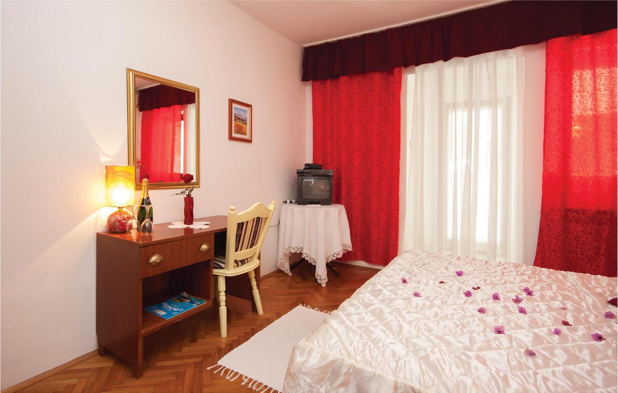 Cozy Apartment In Brodarica With Wifi Екстериор снимка